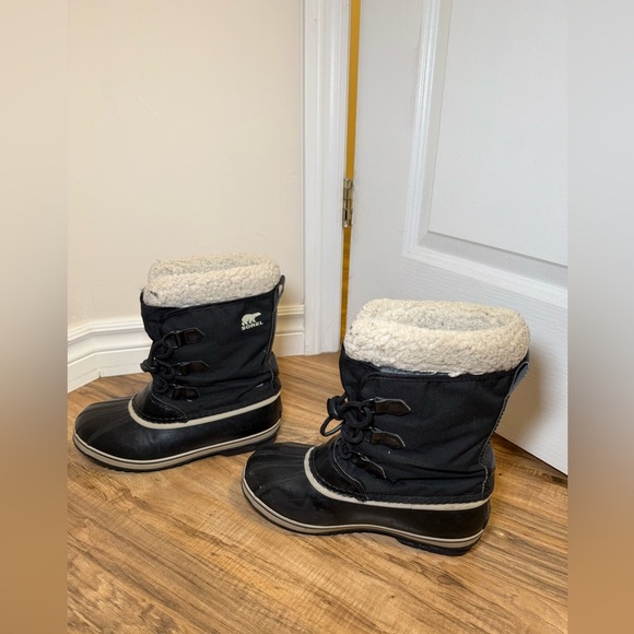 Sorel - Women’s Black and White Warm Cozy Faux Fur Winter Boots in Size EUR 38 - Picture 4 of 6